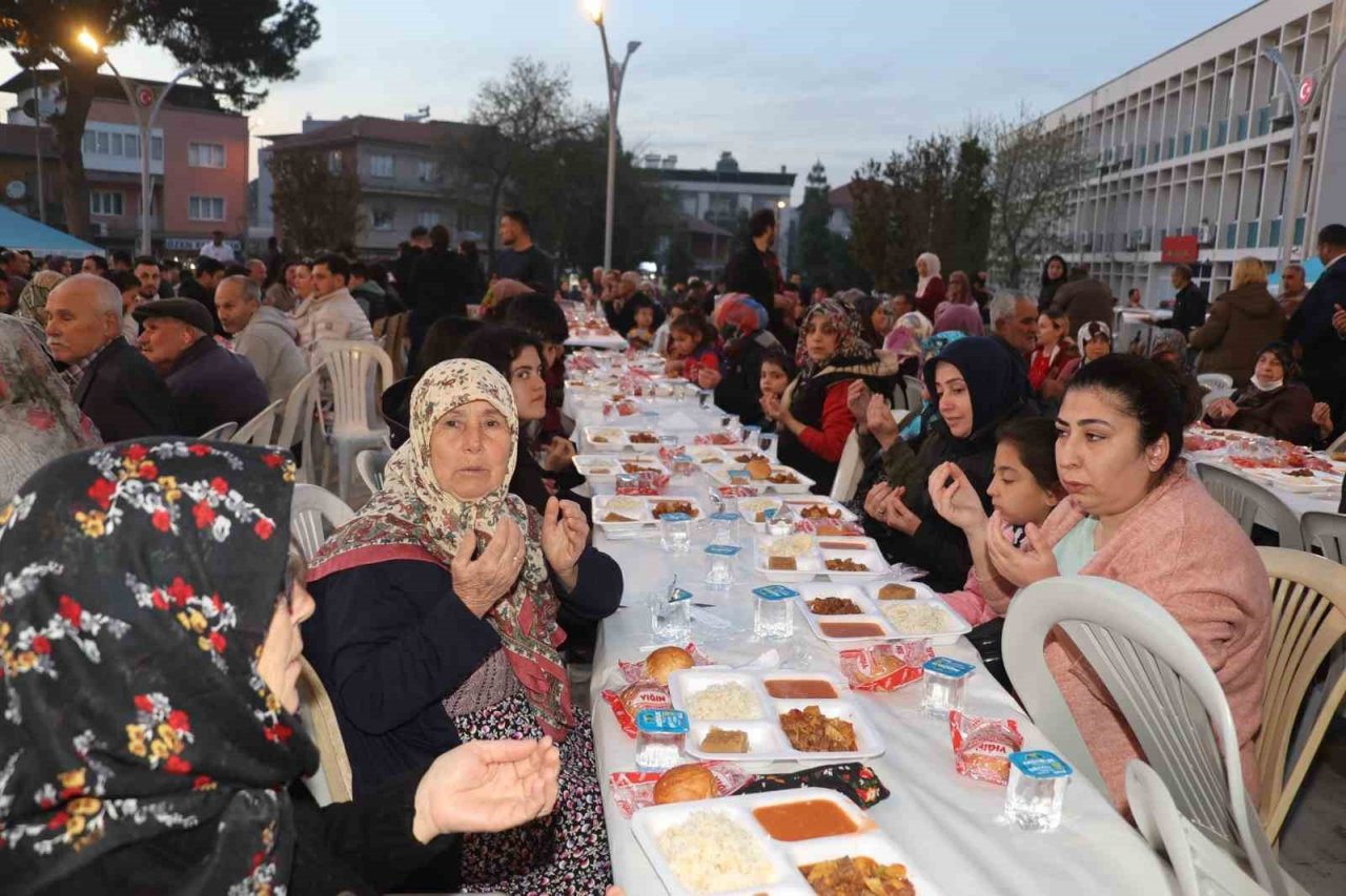 Koçarlılılar gönül sofrasında iftar açtı