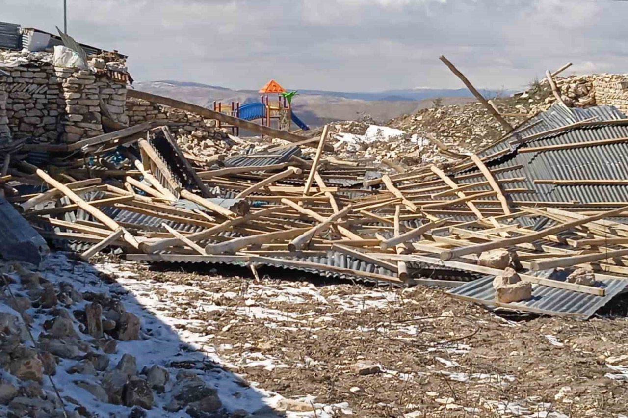 Malatya’da fırtına evlerin çatısını uçurdu