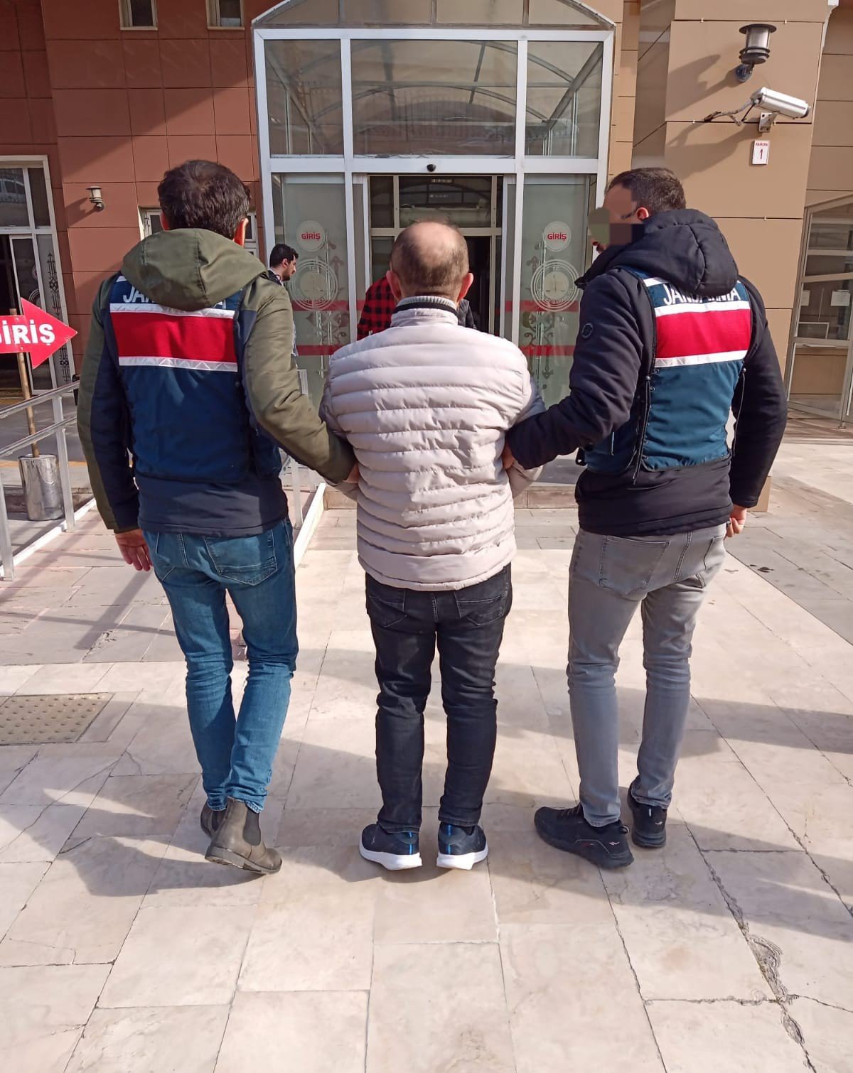 Aranan hükümlü ve şahıslar jandarmadan kaçamadı