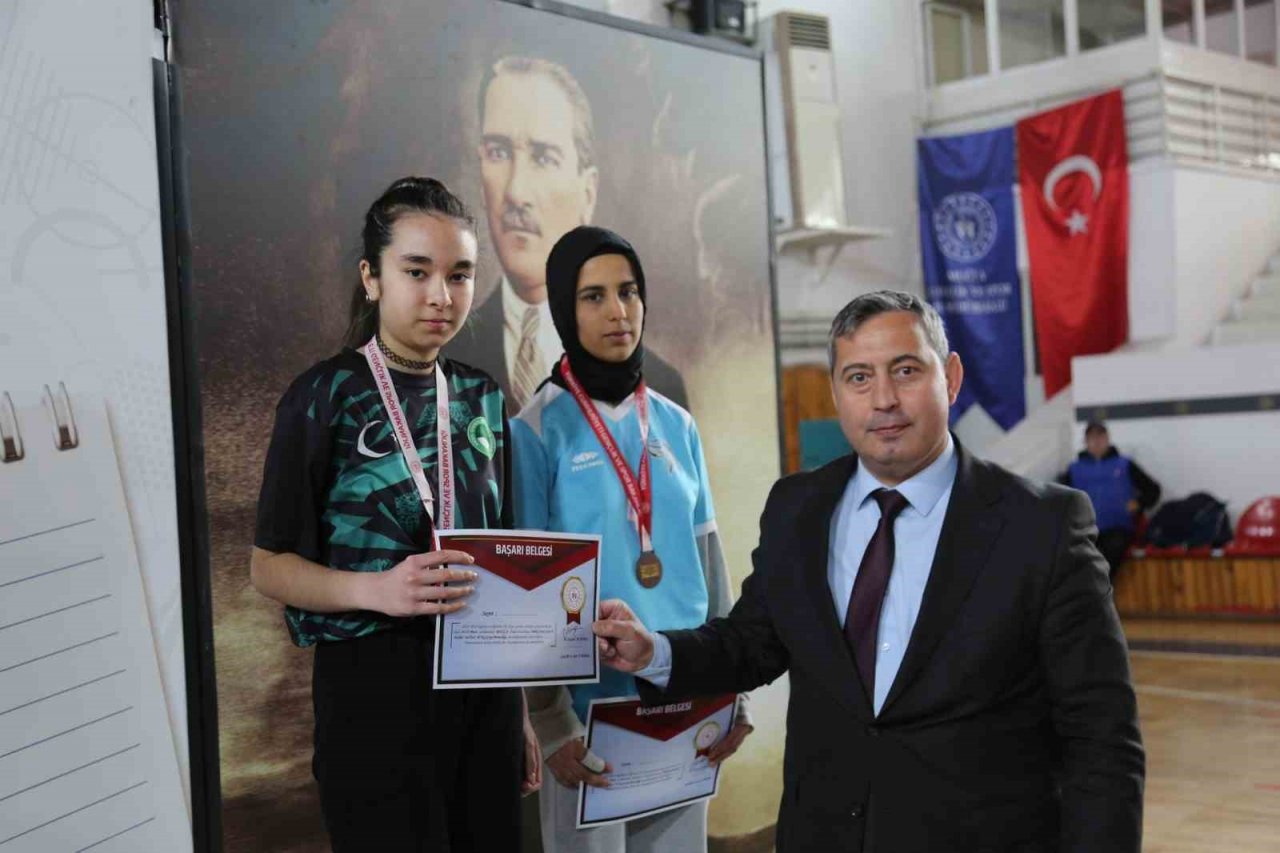 Okul sporları gençler bilek güreşi Muğla’da yapıldı