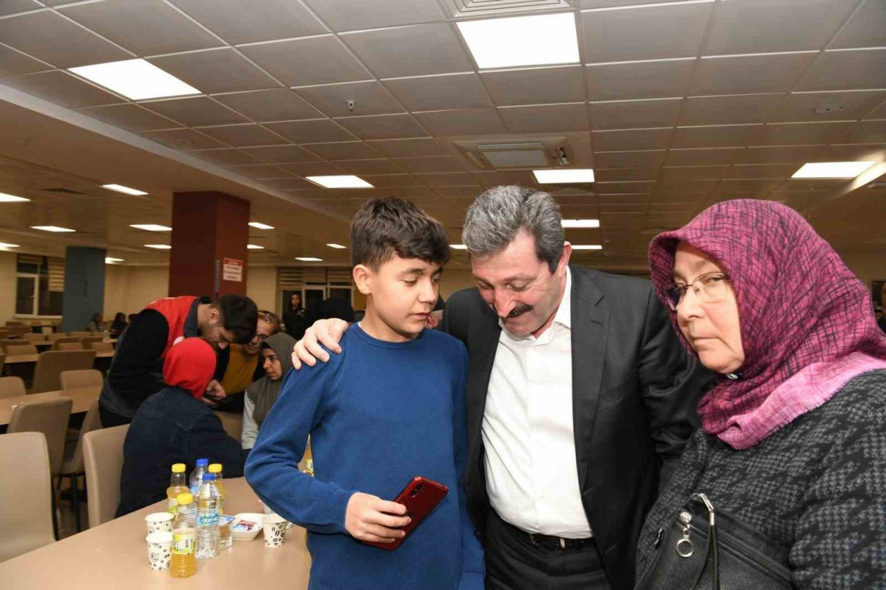 Vali Tavlı depremzedeler ile iftarda bir araya geldi