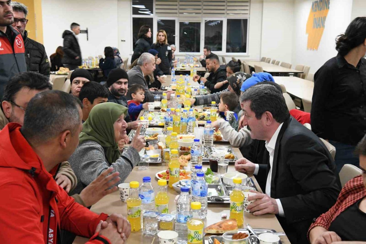 Vali Tavlı depremzedeler ile iftarda bir araya geldi