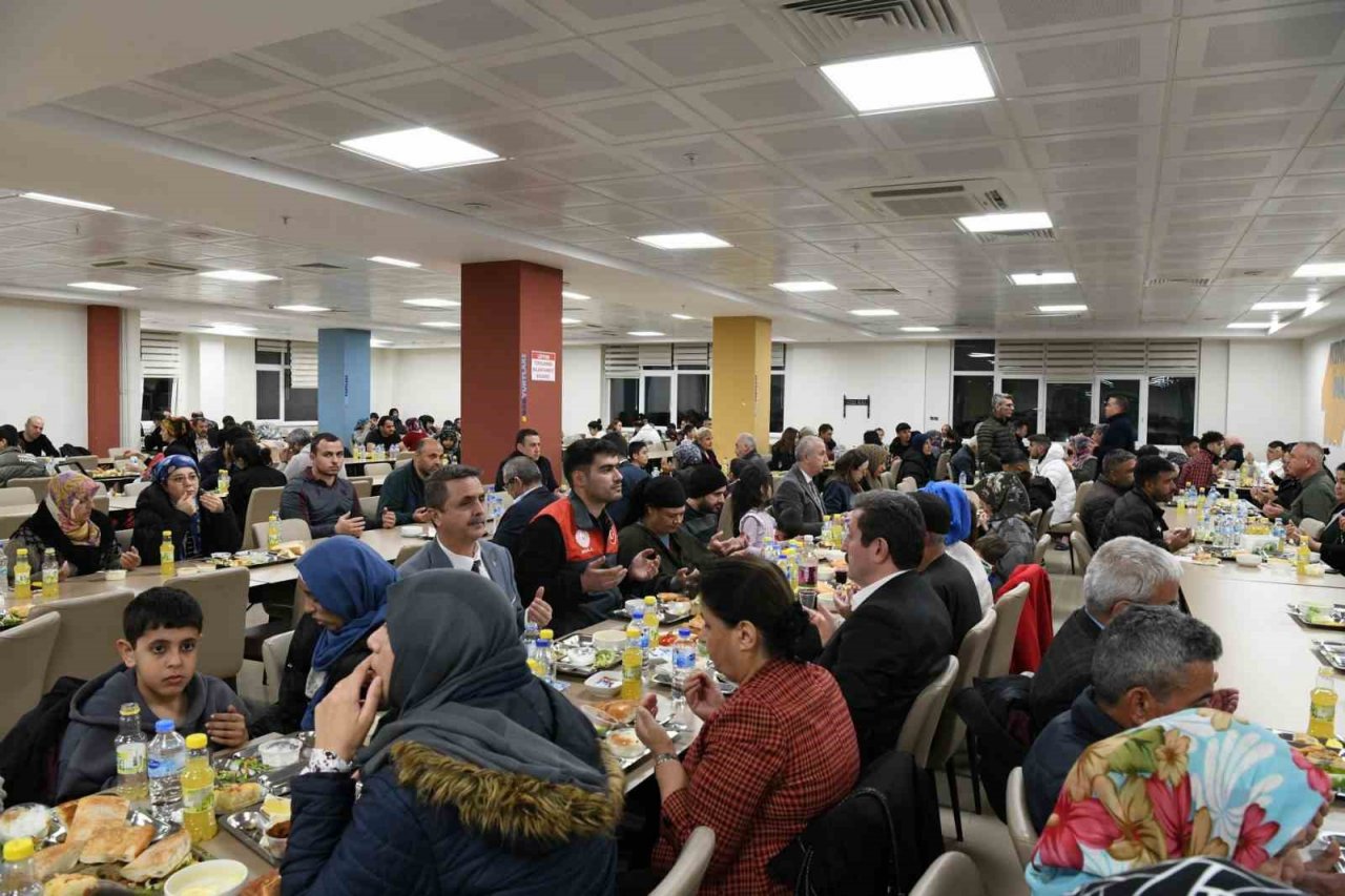 Vali Tavlı depremzedeler ile iftarda bir araya geldi