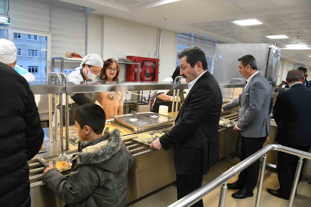 Vali Tavlı depremzedeler ile iftarda bir araya geldi