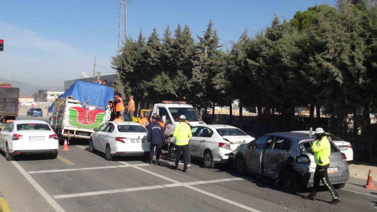 Zincirleme kazada 8 araç birbirine girdi