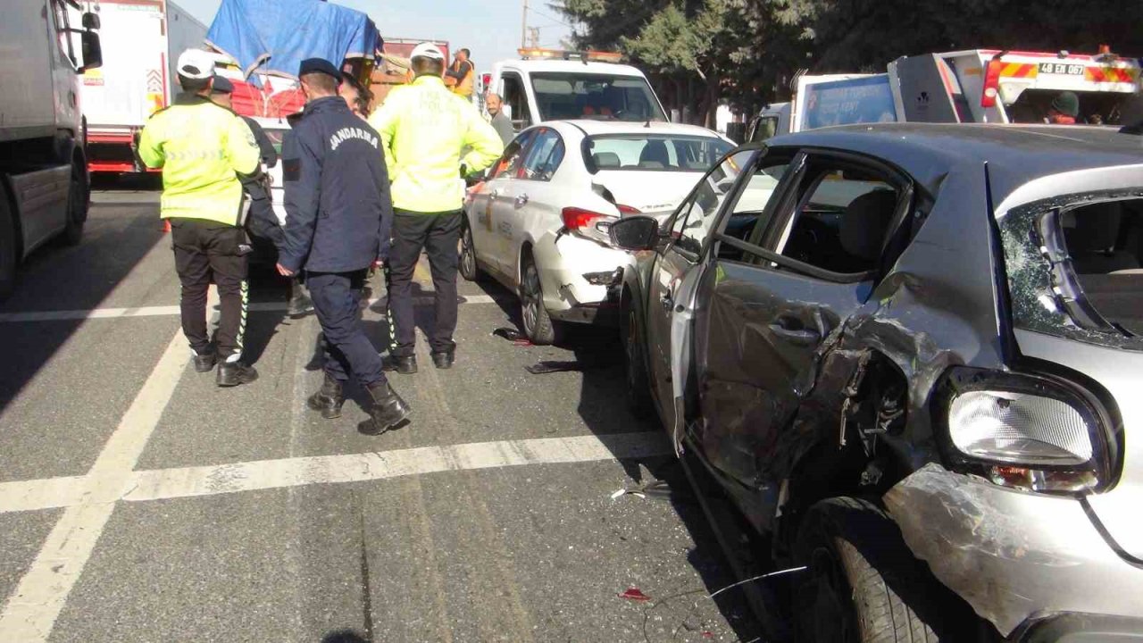 Zincirleme kazada 8 araç birbirine girdi