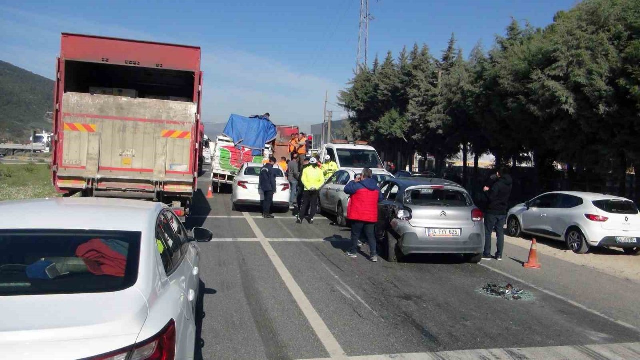 Zincirleme kazada 8 araç birbirine girdi