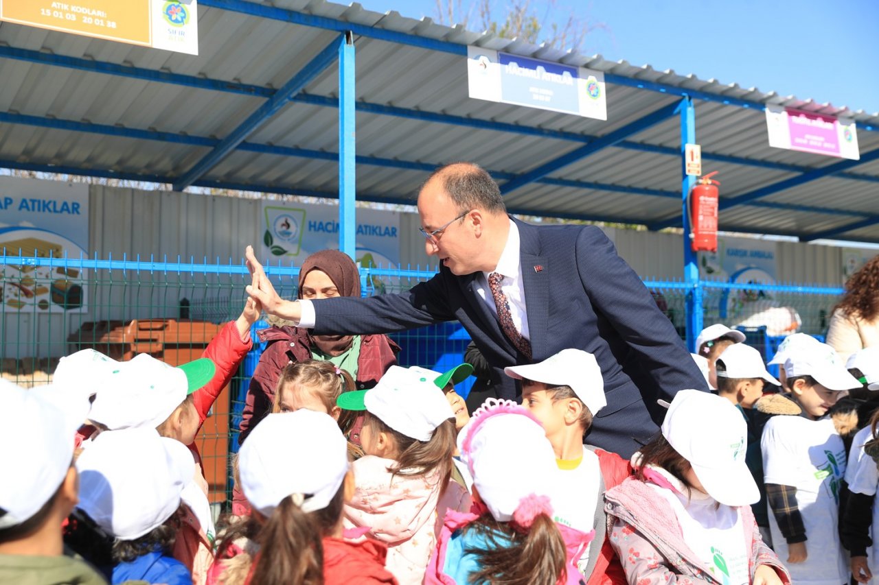 Başkan Örki çocuklara geri dönüşümü anlattı