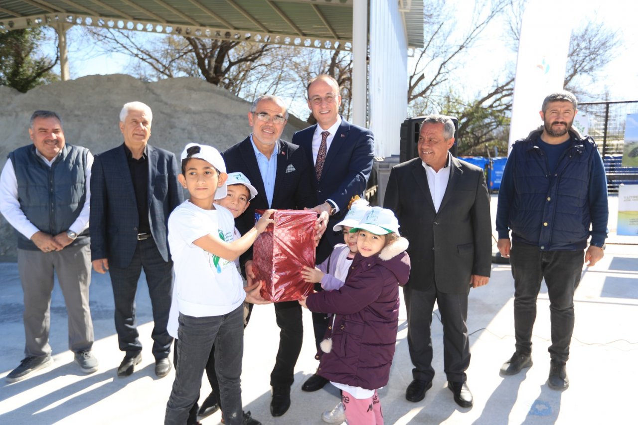 Başkan Örki çocuklara geri dönüşümü anlattı