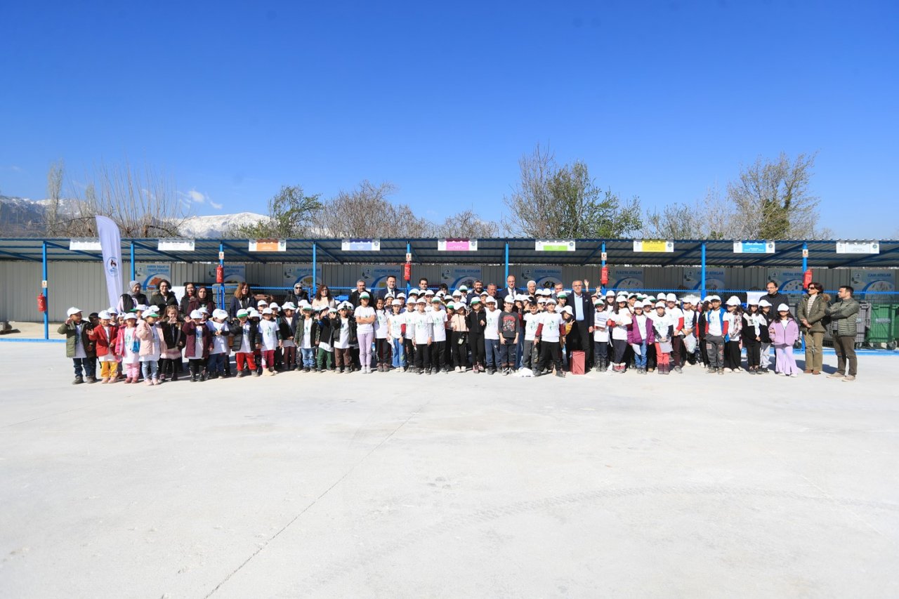 Başkan Örki çocuklara geri dönüşümü anlattı