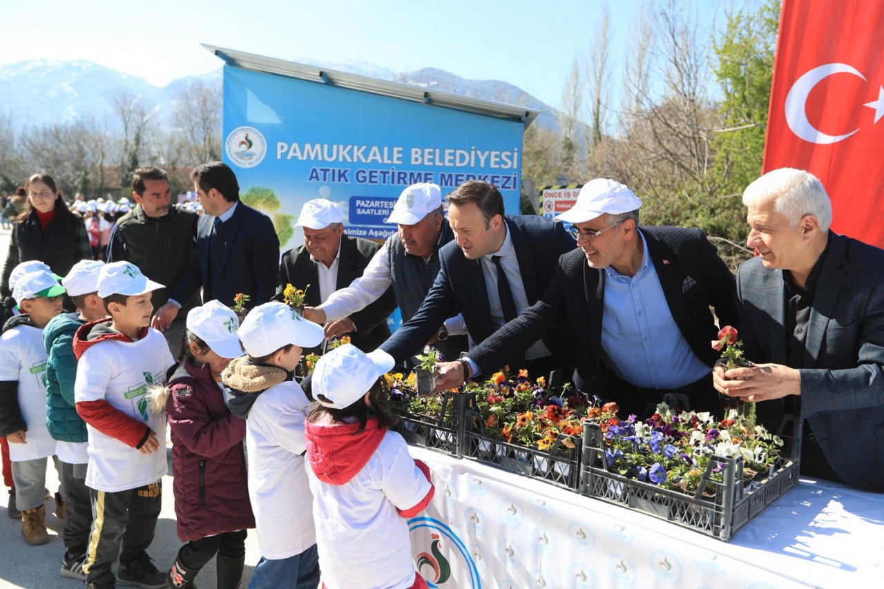 Başkan Örki çocuklara geri dönüşümü anlattı