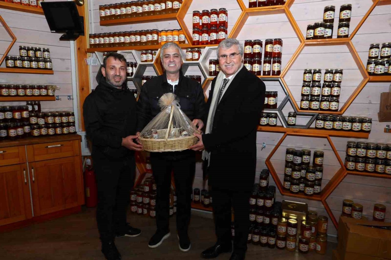 Başkan Yüce, Cengiz Kurtoğlu’na projeleri tanıttı