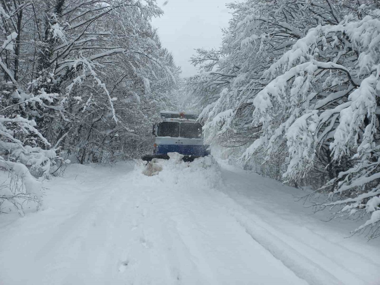 Kırsal bölgelerde kar küreme mesaisi