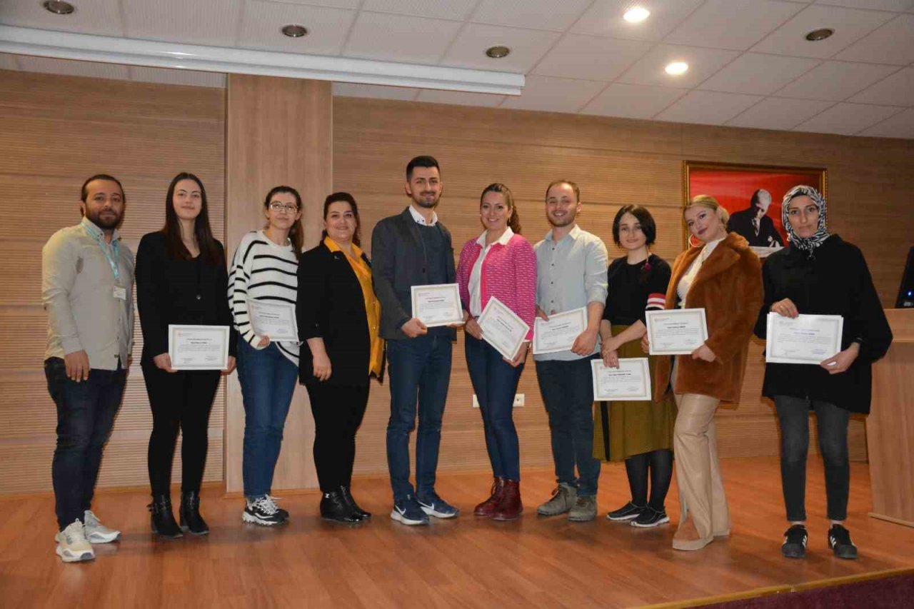 Yoğun bakım hemşireleri sertifikalarını aldı