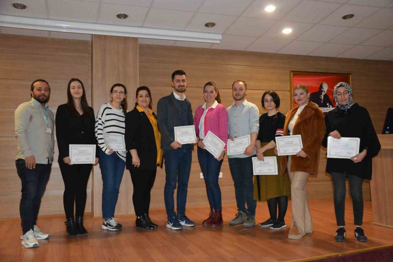 Yoğun bakım hemşireleri sertifikalarını aldı