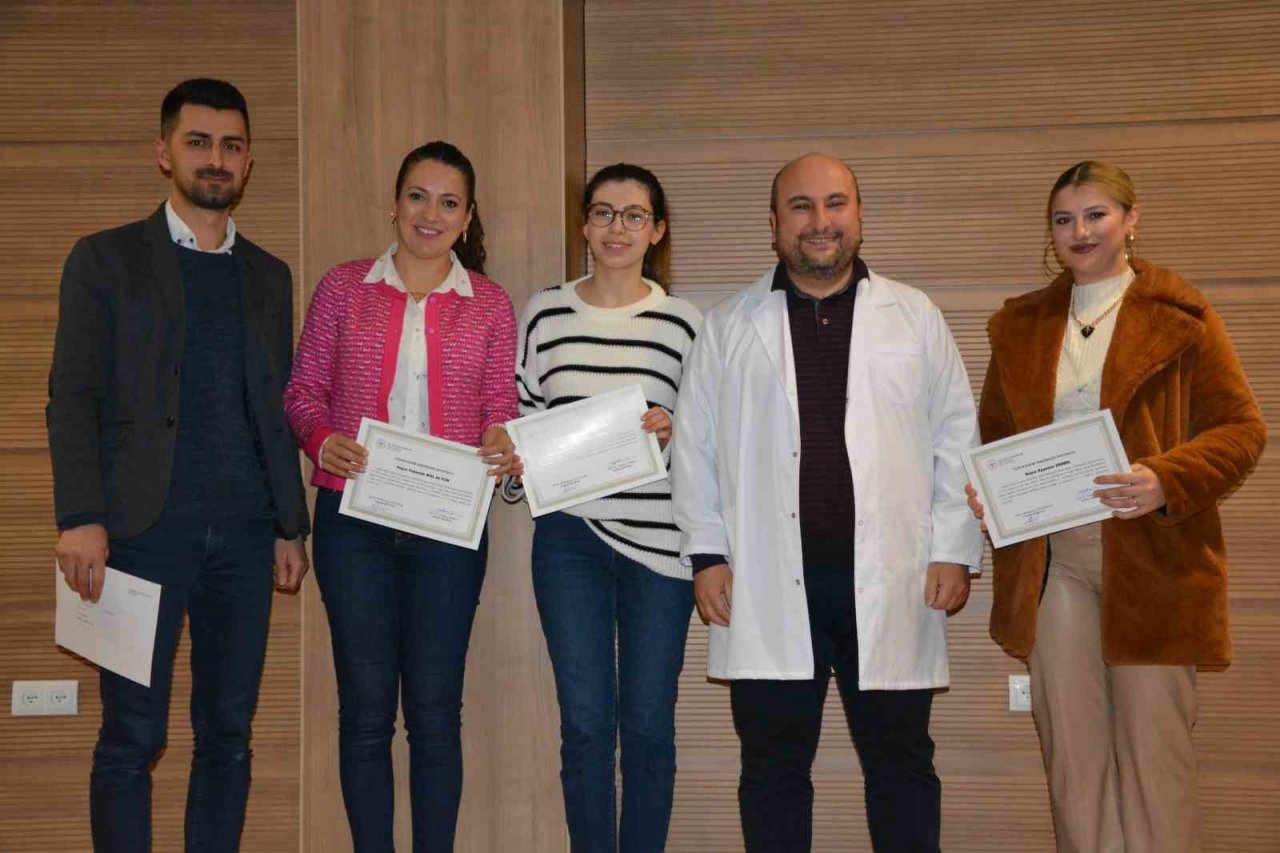 Yoğun bakım hemşireleri sertifikalarını aldı