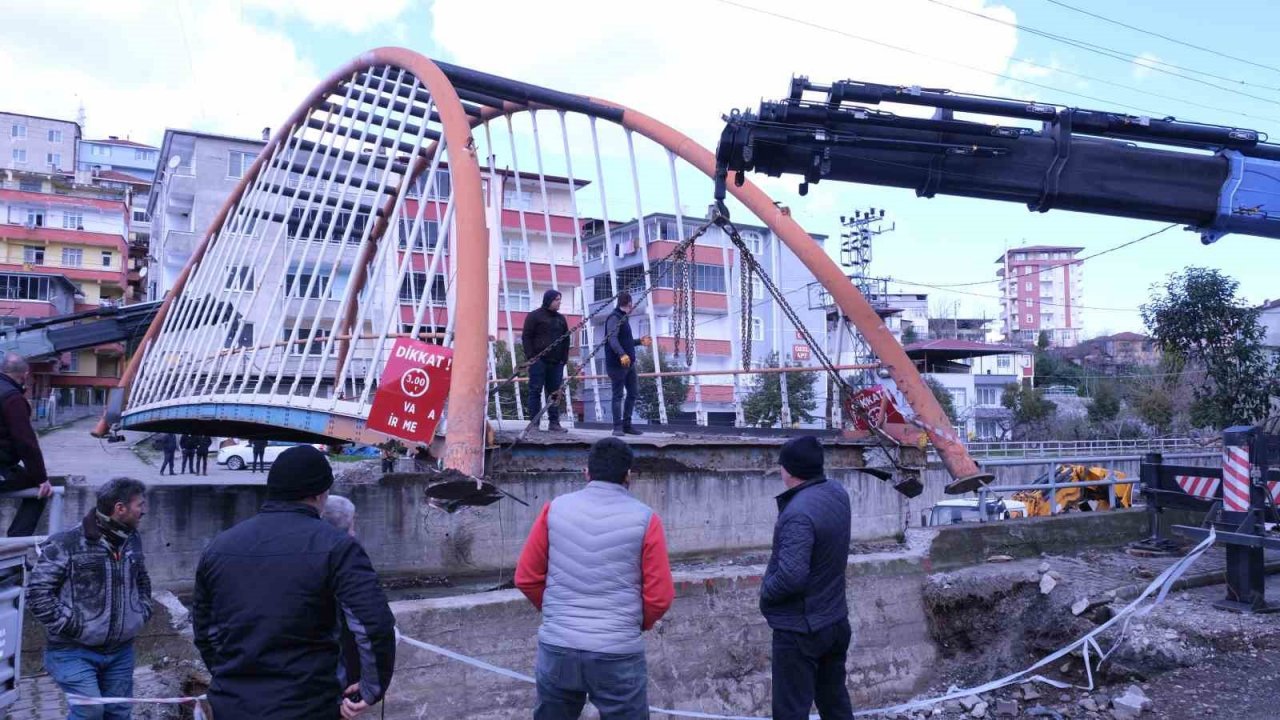 Samsun’da 22 metrelik köprü karadan yürütüldü