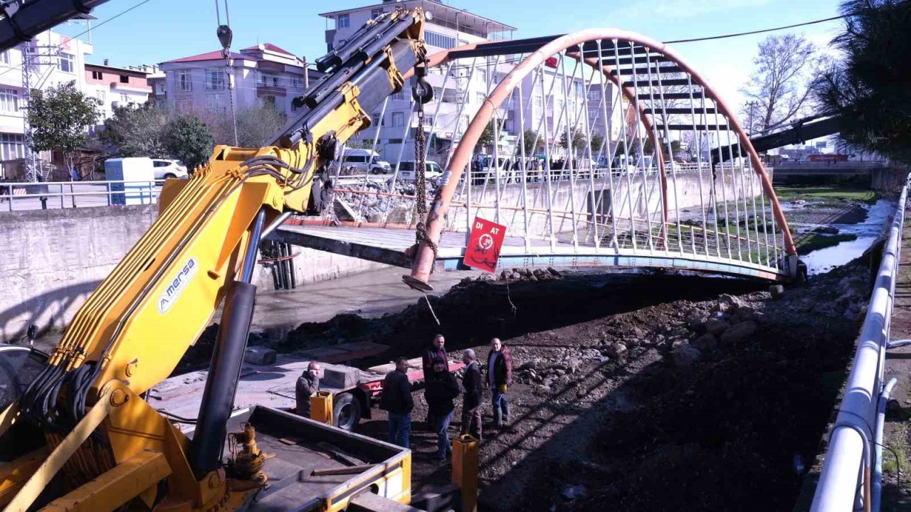 Samsun’da 22 metrelik köprü karadan yürütüldü