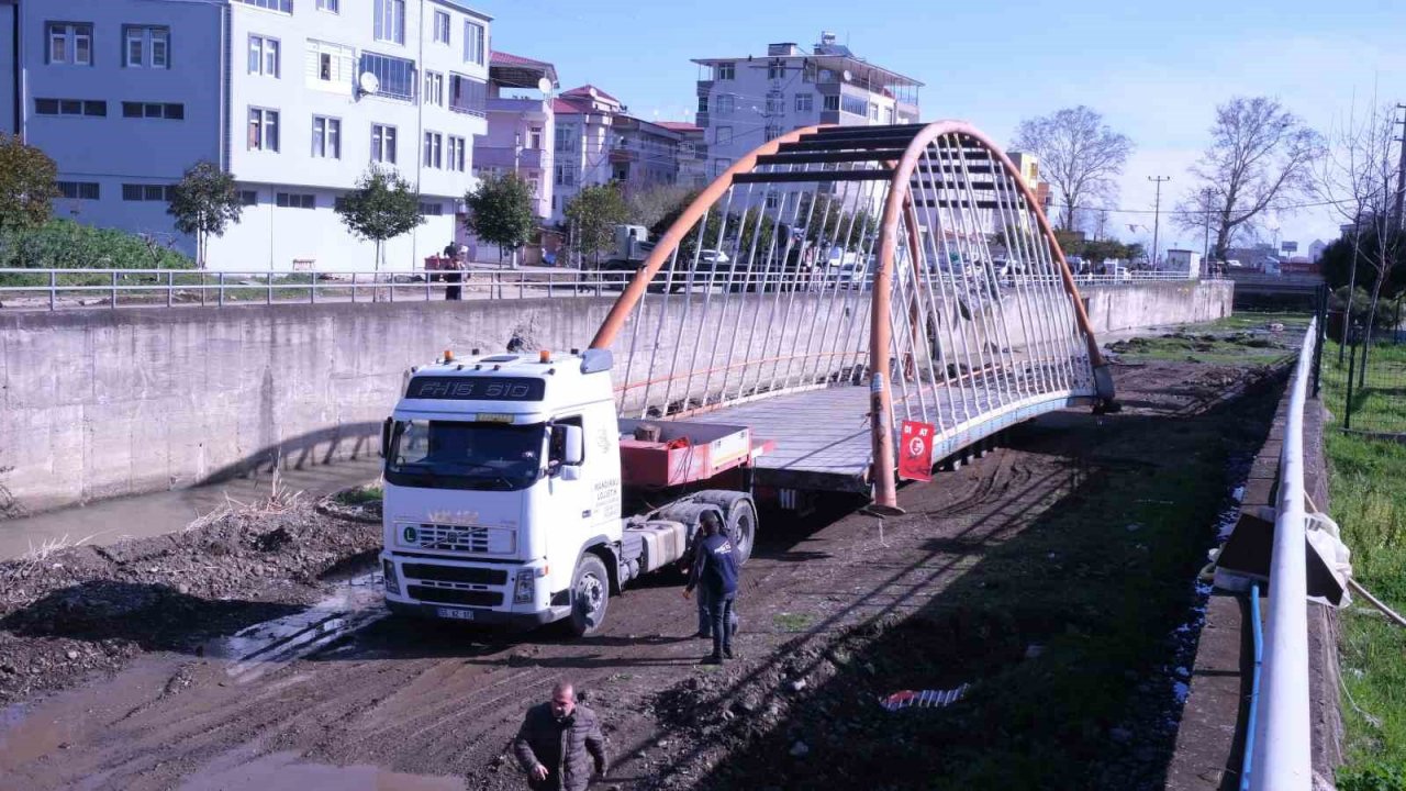 Samsun’da 22 metrelik köprü karadan yürütüldü