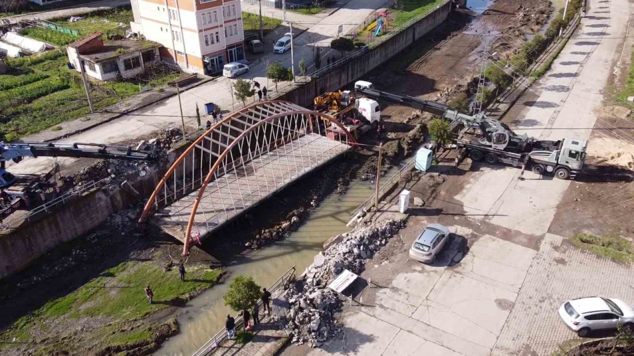 Samsun’da 22 metrelik köprü karadan yürütüldü