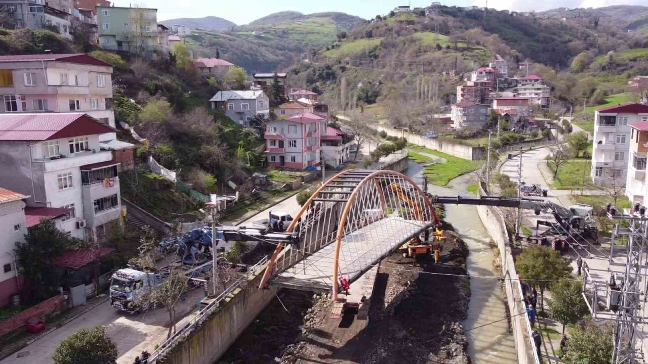 Samsun’da 22 metrelik köprü karadan yürütüldü