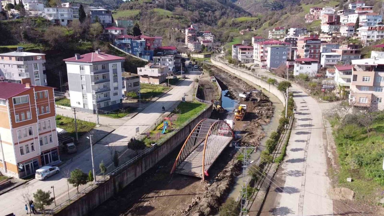 Samsun’da 22 metrelik köprü karadan yürütüldü