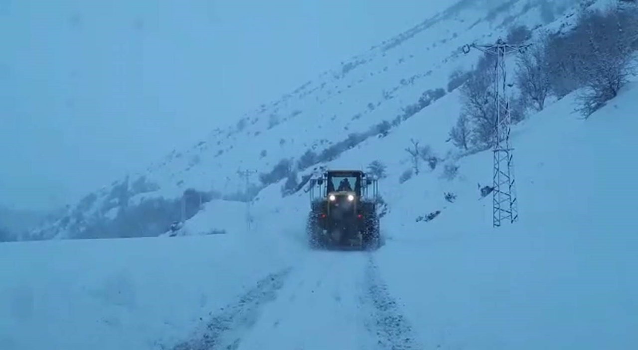 Siirt’te kar yolları kapattı, ekipler seferber oldu