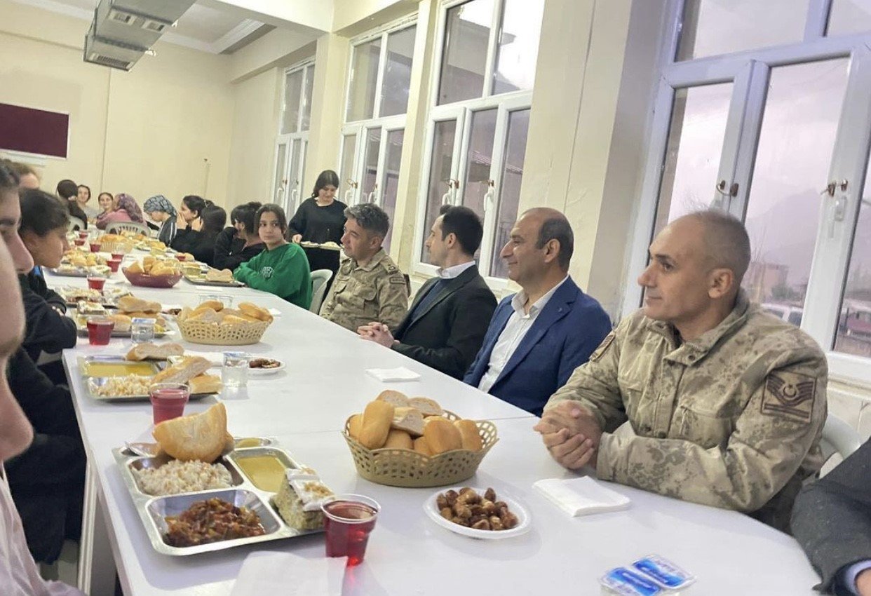 Uludere kaymakamı öğretmen ve öğrencilerle iftarda buluştu