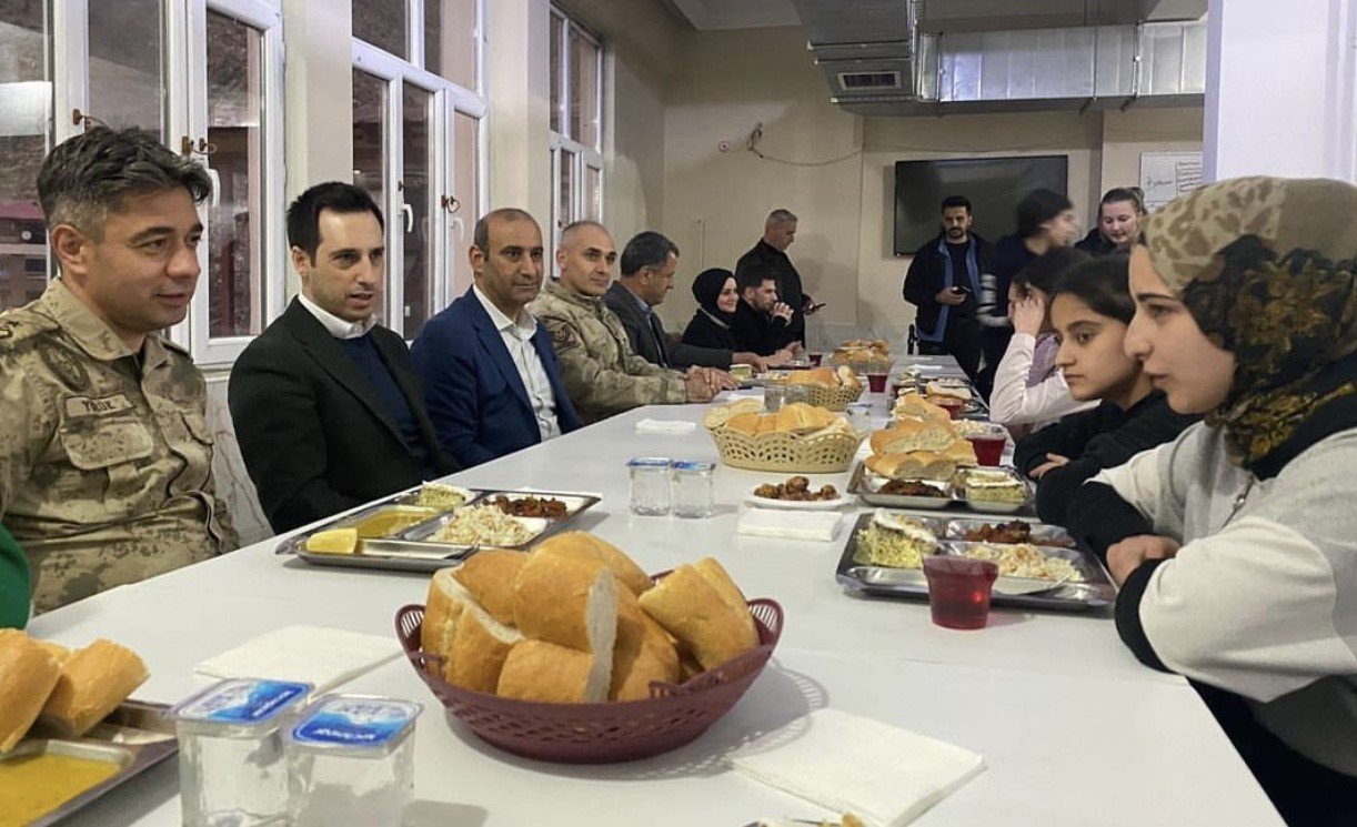 Uludere kaymakamı öğretmen ve öğrencilerle iftarda buluştu