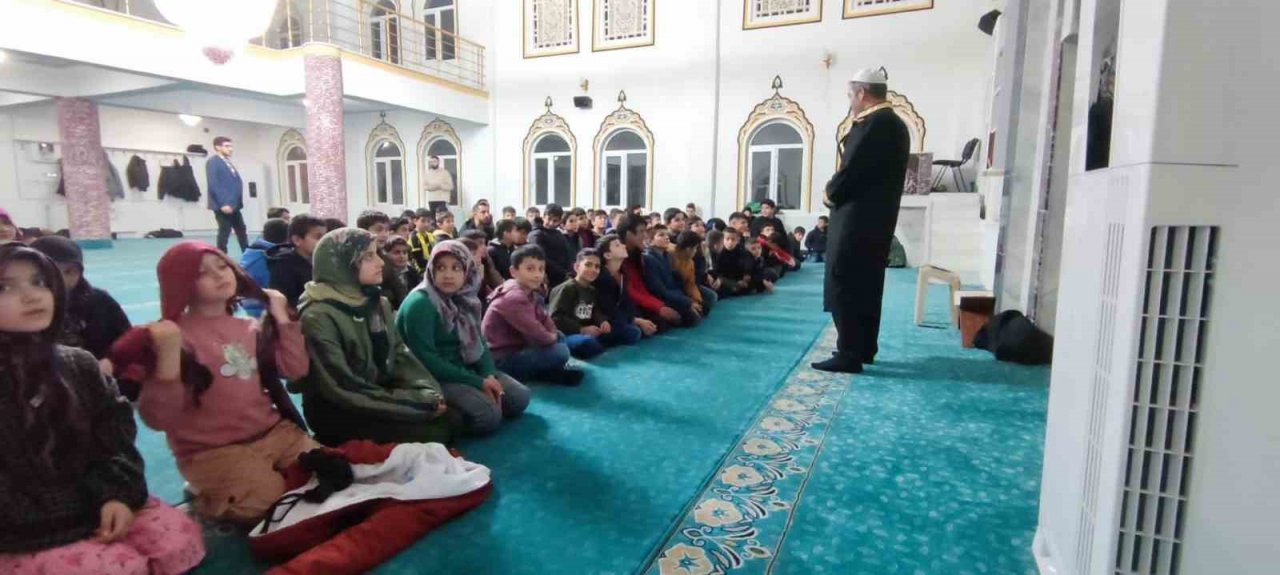 Şırnaklı öğrenciler teravih namazında buluşuyor