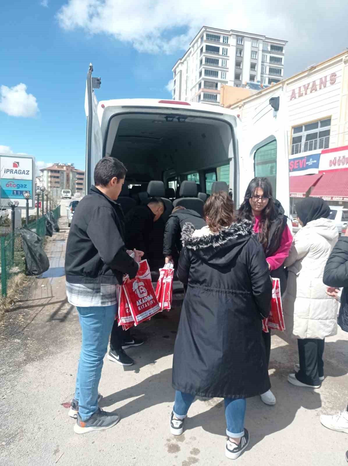 Deprem bölgesinde sınava hazırlanan arkadaşlarını unutmadılar