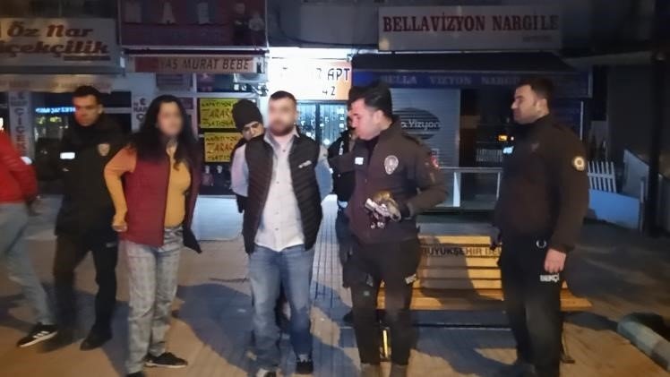 Şüphe üzerine durdurulan araçtan ruhsatsız silahlar, uyuşturucular ve hassas terazi çıktı
