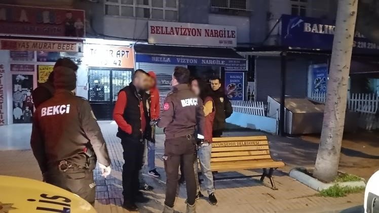 Şüphe üzerine durdurulan araçtan ruhsatsız silahlar, uyuşturucular ve hassas terazi çıktı