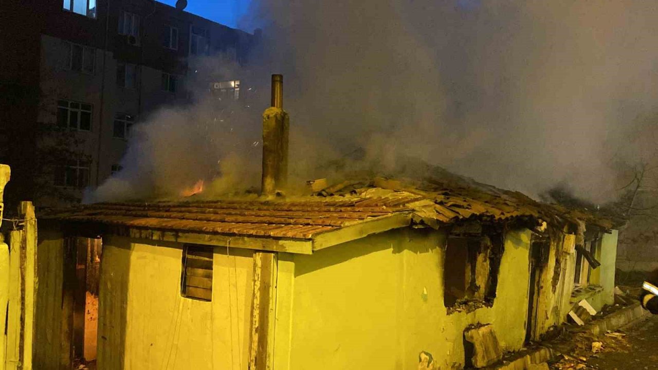 Tarihi ev alev topuna döndü, sokağa dökülen mahalleli isyan etti