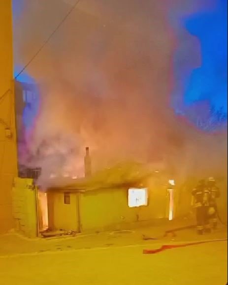 Tarihi ev alev topuna döndü, sokağa dökülen mahalleli isyan etti