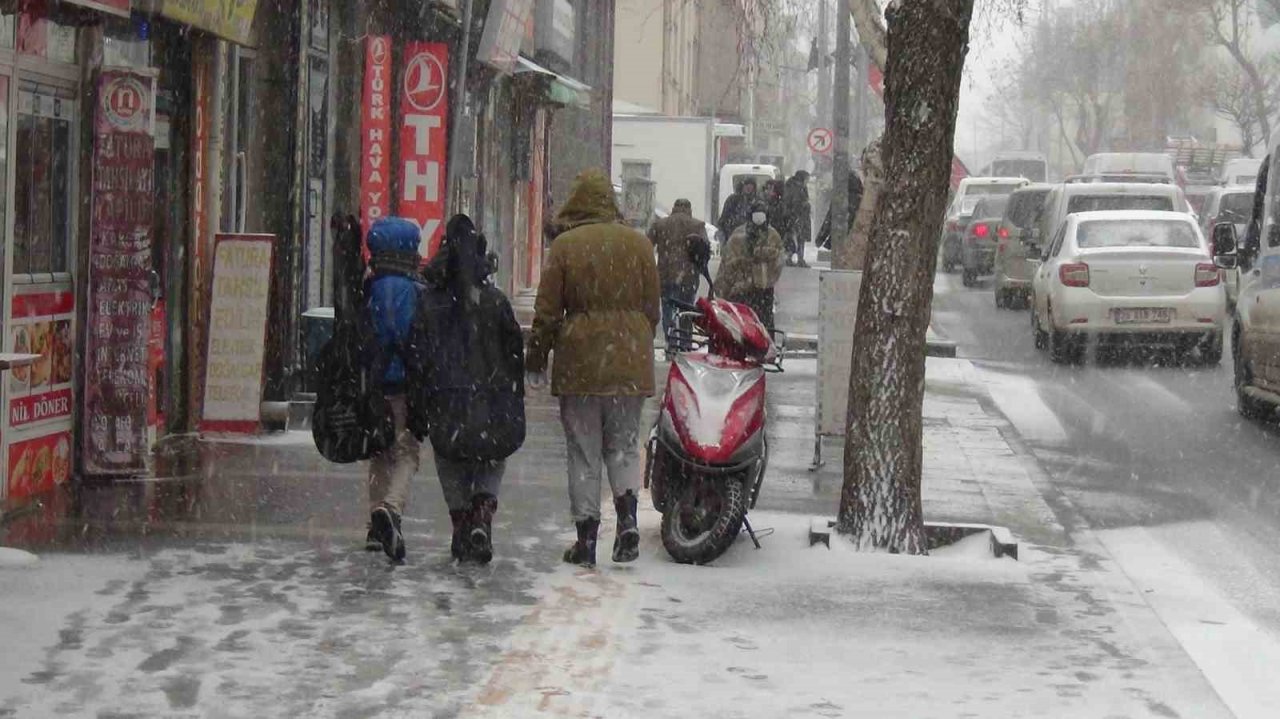 Kars’ta kar yağışı ve tipi etkili oluyor