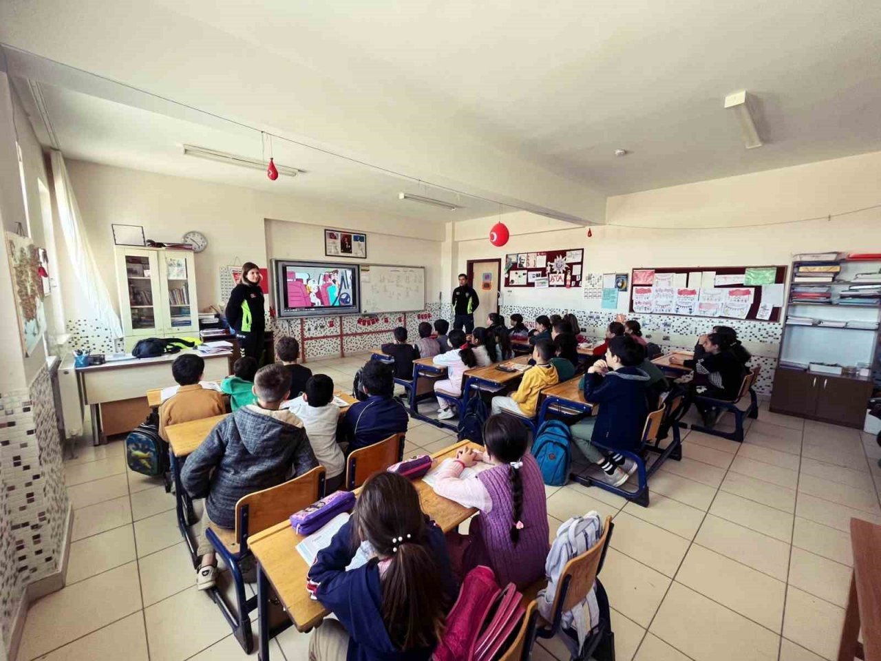 İlkokul öğrencilerine trafik eğitimi