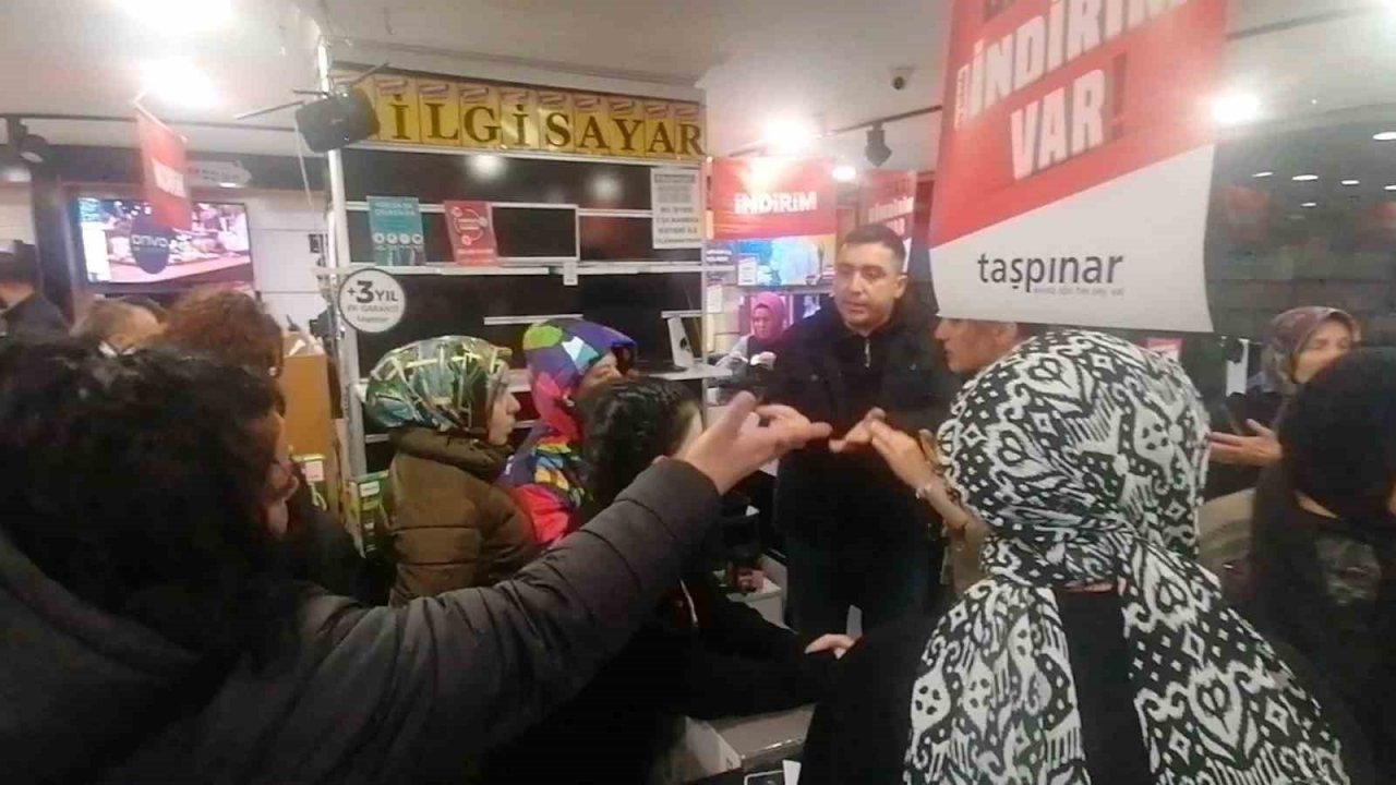 Başkentte yüzde 50 indirim yapan mağazada vatandaşlar ile çalışanlar birbirine girdi