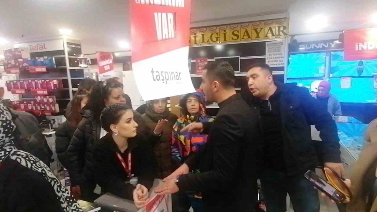 Başkentte yüzde 50 indirim yapan mağazada vatandaşlar ile çalışanlar birbirine girdi