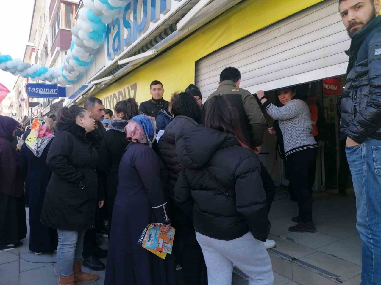 Başkentte yüzde 50 indirim yapan mağazada vatandaşlar ile çalışanlar birbirine girdi