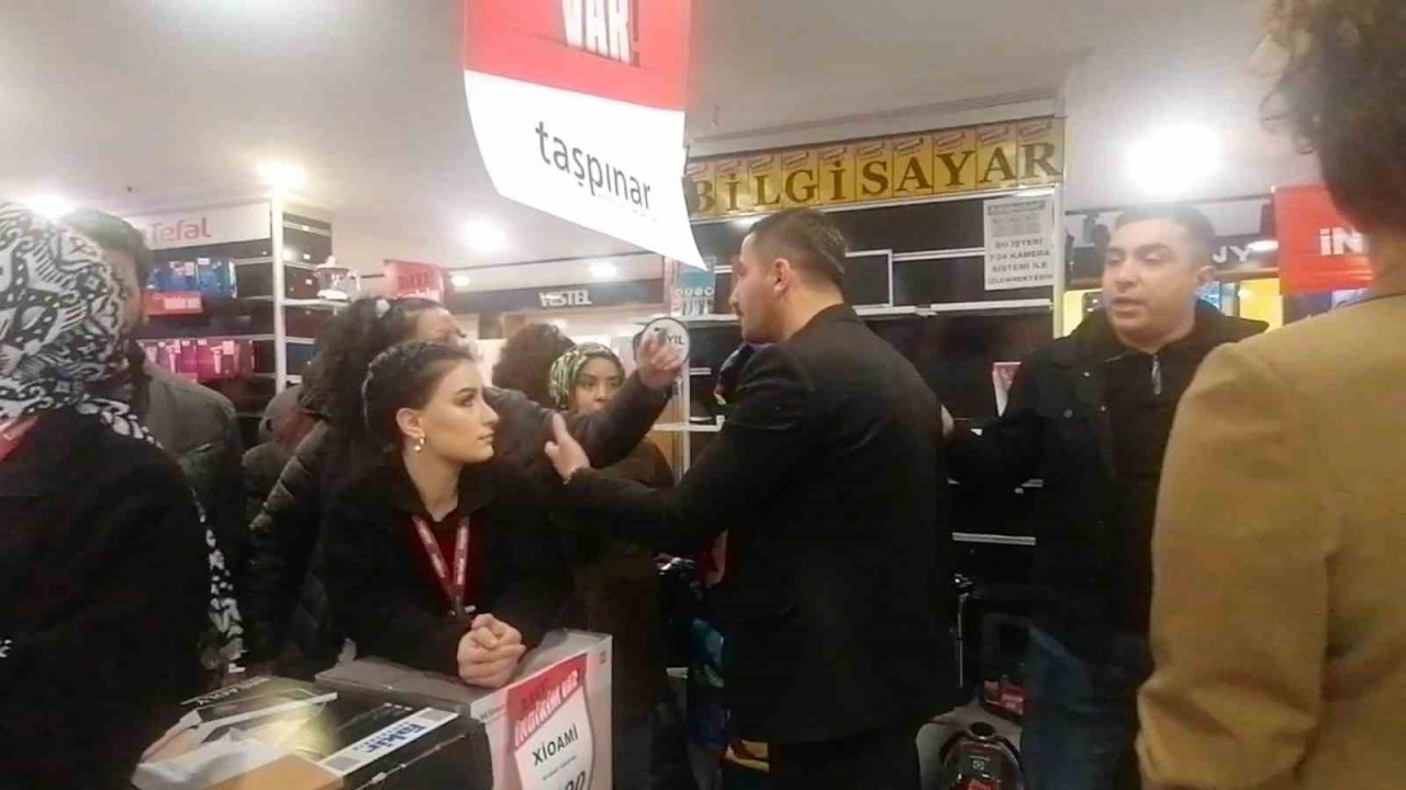 Başkentte yüzde 50 indirim yapan mağazada vatandaşlar ile çalışanlar birbirine girdi