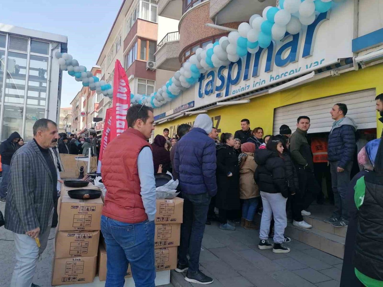 Başkentte yüzde 50 indirim yapan mağazada vatandaşlar ile çalışanlar birbirine girdi