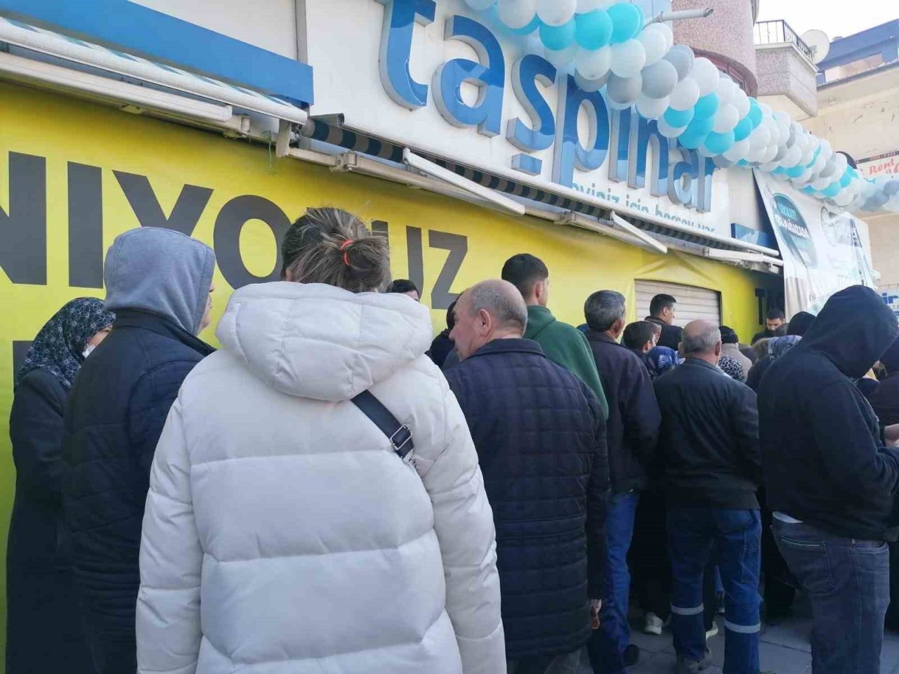 Başkentte yüzde 50 indirim yapan mağazada vatandaşlar ile çalışanlar birbirine girdi