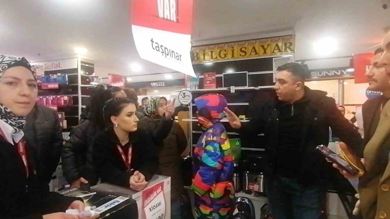 Başkentte yüzde 50 indirim yapan mağazada vatandaşlar ile çalışanlar birbirine girdi