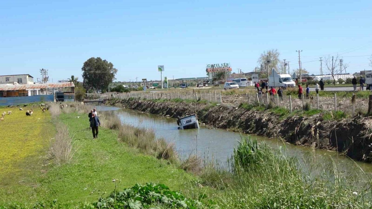 Kanala uçup ters dönen araçtan burunları kanamadan çıktılar