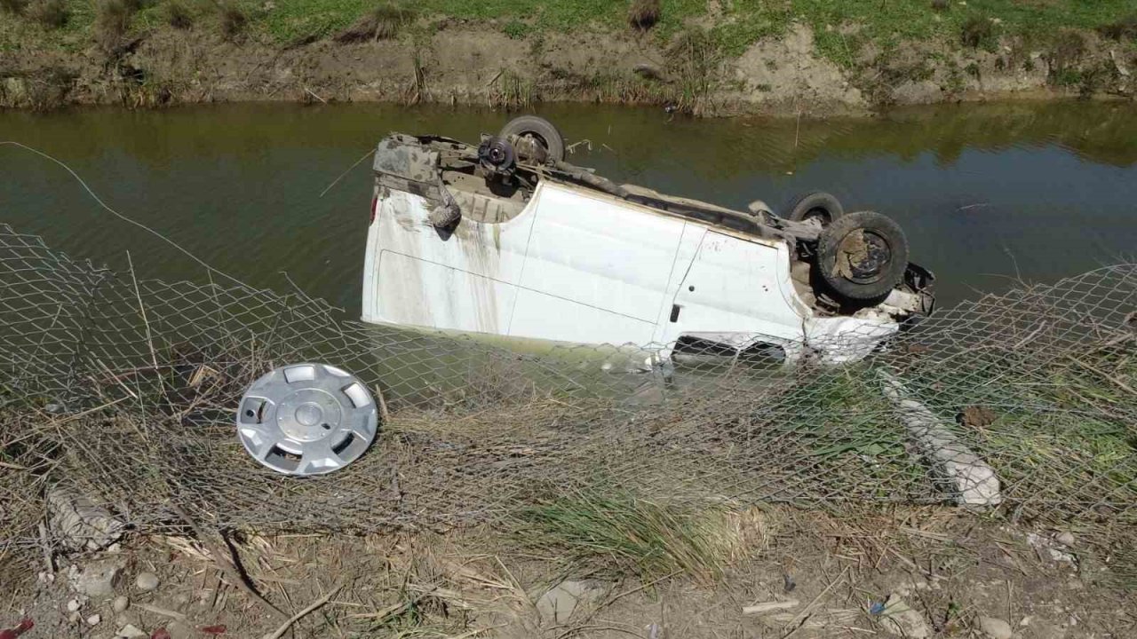 Kanala uçup ters dönen araçtan burunları kanamadan çıktılar