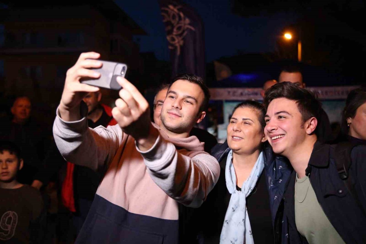 Aydın Büyükşehir Belediyesi kentin birçok noktasında iftar sofraları kuruyor