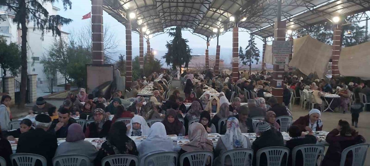 Aydın Büyükşehir Belediyesi kentin birçok noktasında iftar sofraları kuruyor