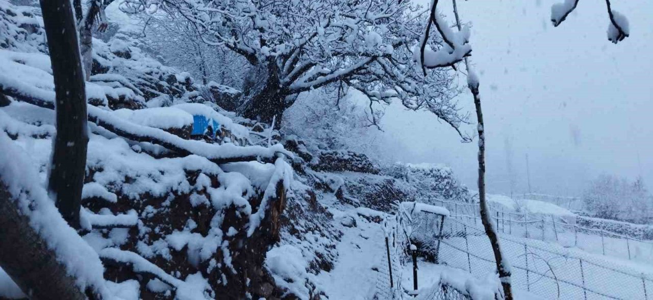 Batman’da etkili olan kar yağışı köy ve mezra yollarını ulaşıma kapattı