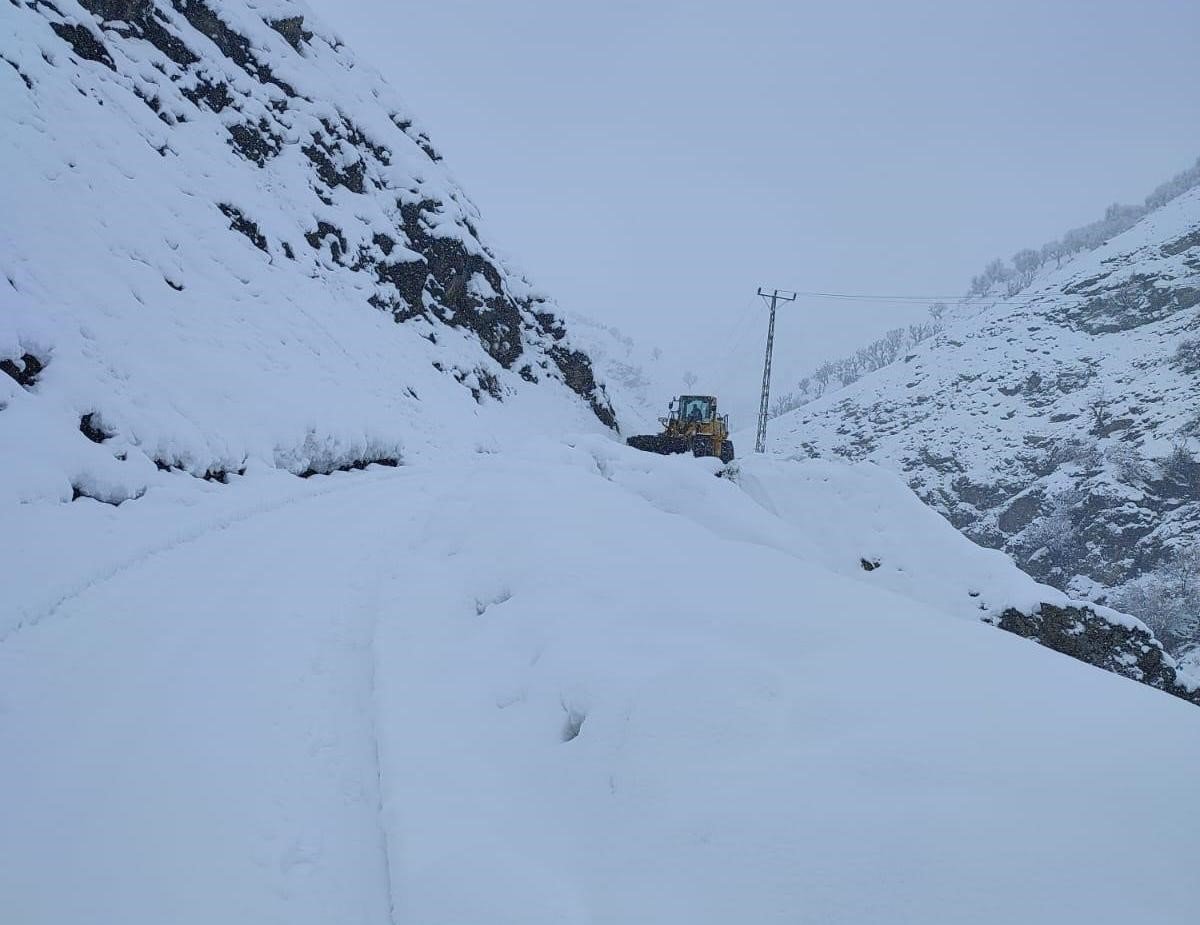 Batman’da etkili olan kar yağışı köy ve mezra yollarını ulaşıma kapattı